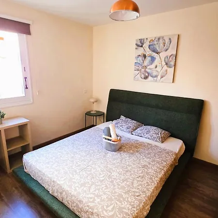 Sunny 2br Getaway Steps From The With Wi-fi Διαμέρισμα *