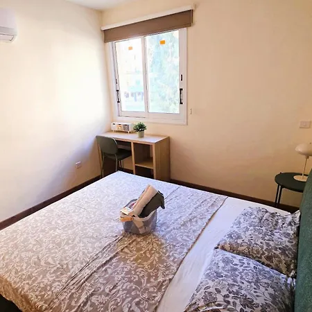 Sunny 2br Getaway Steps From The With Wi-fi * Λάρνακα