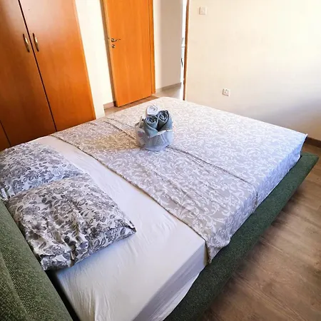 Sunny 2br Getaway Steps From The With Wi-fi شقة