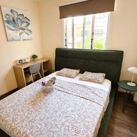 Sunny 2br Getaway Steps From The With Wi-fi * لارنكا