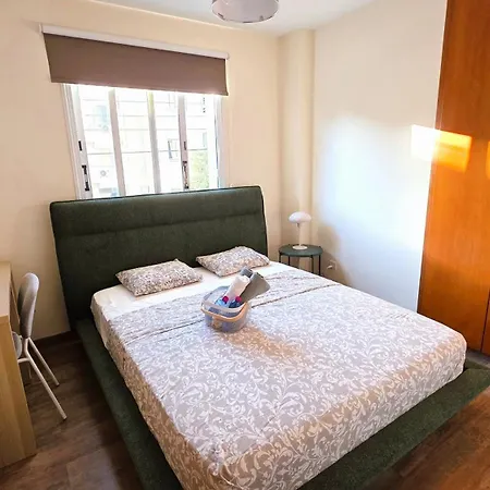 Sunny 2br Getaway Steps From The With Wi-fi Διαμέρισμα Λάρνακα