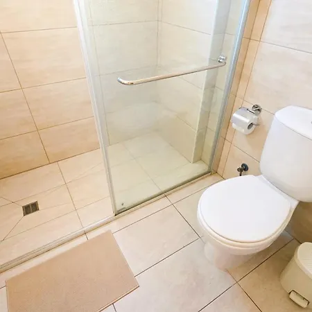 شقة Sunny 2br Getaway Steps From The With Wi-fi لارنكا