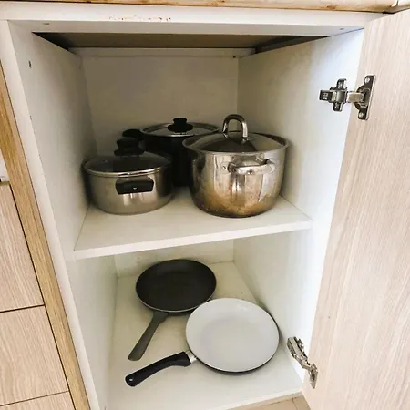 Sunny 2br Getaway Steps From The With Wi-fi شقة *