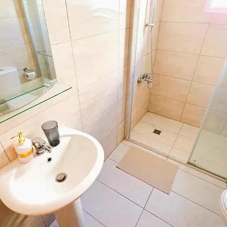 Sunny 2br Getaway Steps From The With Wi-fi شقة لارنكا