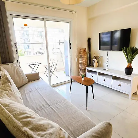 Sunny 2br Getaway Steps From The With Wi-fi דירה *