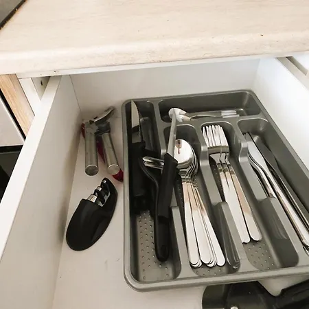 Sunny 2br Getaway Steps From The With Wi-fi * לרנקה