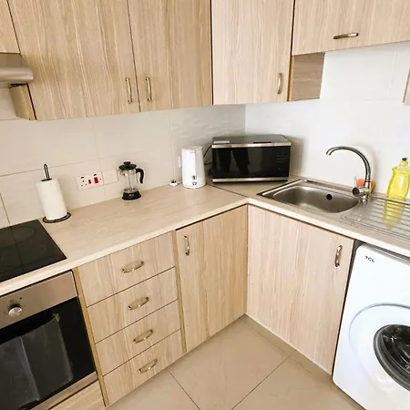 Sunny 2br Getaway Steps From The With Wi-fi *