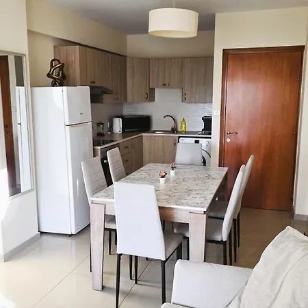 Coastal 2Br Haven Walk To The Beach 아파트 라르나카