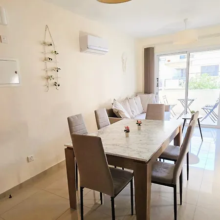 Sunny 2br Getaway Steps From The With Wi-fi דירה *