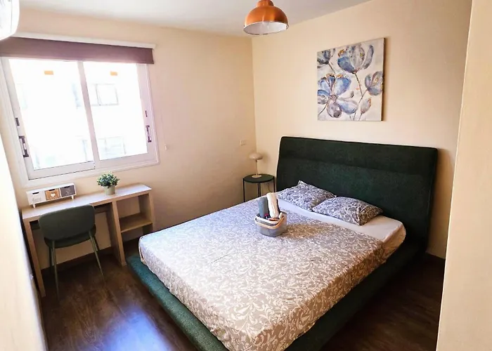 Sunny 2br Getaway Steps From The With Wi-fi アパート