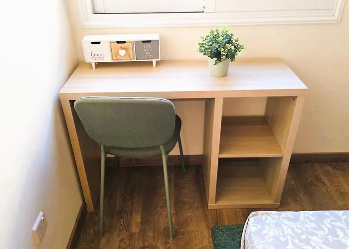 Sunny 2br Getaway Steps From The With Wi-fi アパート ラルナカ