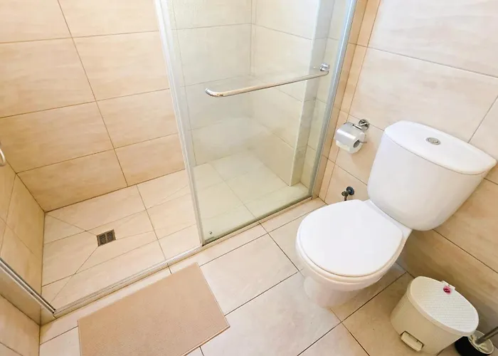 アパート Sunny 2br Getaway Steps From The With Wi-fi ラルナカ