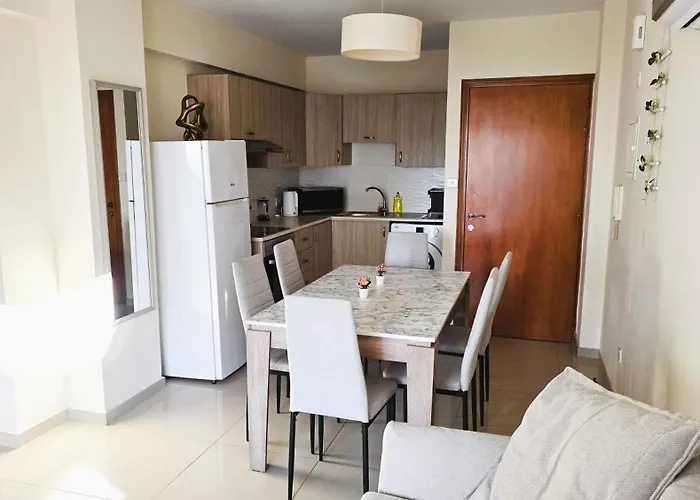 Sunny 2br Getaway Steps From The With Wi-fi アパート ラルナカ